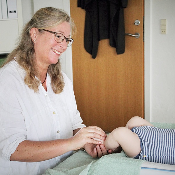Mayanne Damgård giver baby zoneterapi