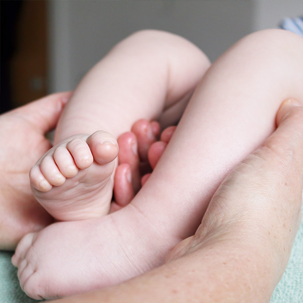 Baby i mødregruppe får zoneterapi
