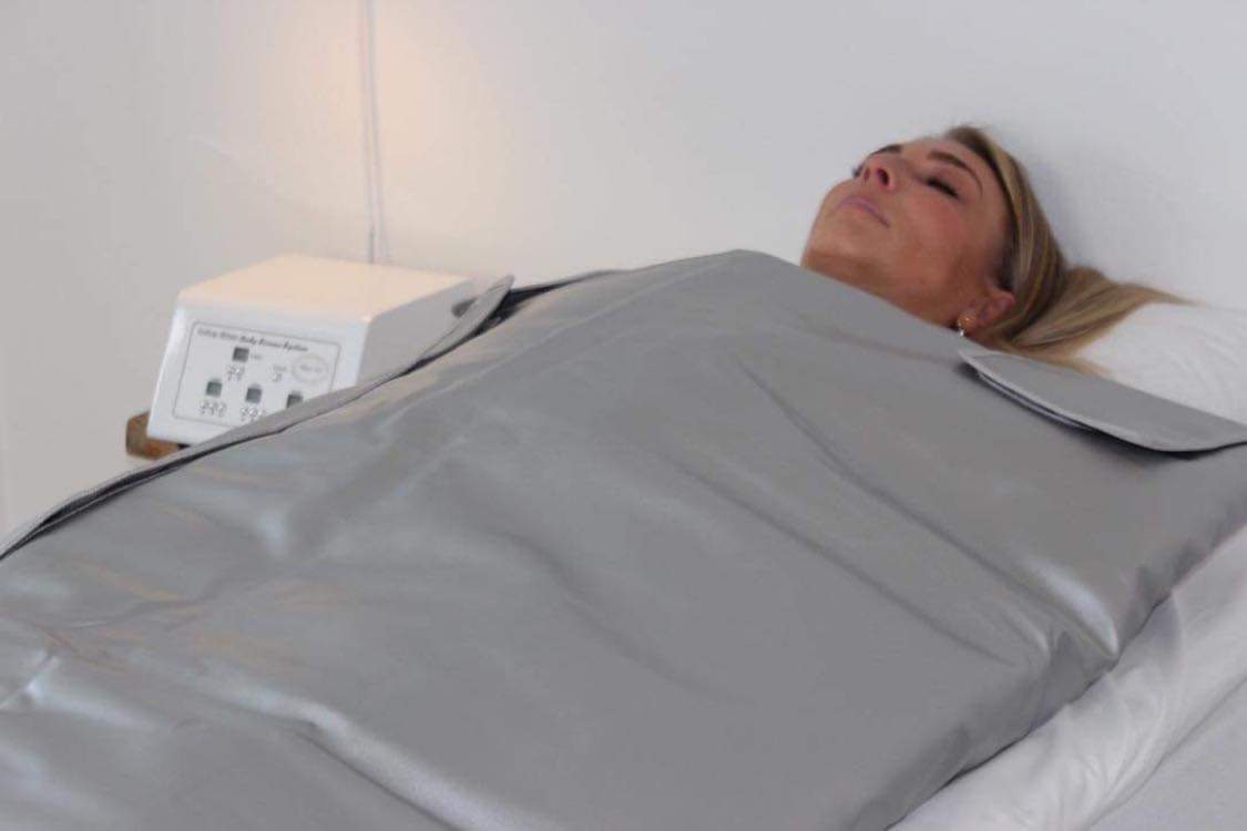 Kvinde ligger med et infrarødt tæppe